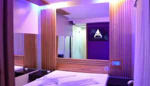 a room with a mirror and a bed in front thereof at Alojarte SAI in Estación El Salto