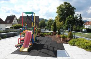 einen Spielplatz mit Rutsche in einem Park in der Unterkunft Westfälischer Hof in Lügde