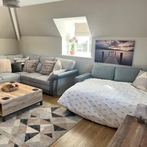 ein Wohnzimmer mit einem Bett und einer Couch in der Unterkunft Wheatsheaf Flat in Abbey Town
