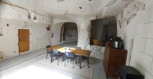 a kitchen with a table and chairs in a room at La troglo aux oiseaux in Montrichard +19 photos