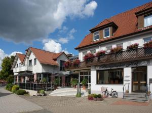 eine Reihe von Häusern mit Blumen auf ihren Balkonen in der Unterkunft Westfälischer Hof in Lügde