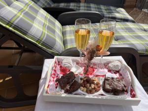 a tray of food and two glasses of champagne at ACOGEDOR ÁTICO DÚPLEX EN TREMP in Tremp