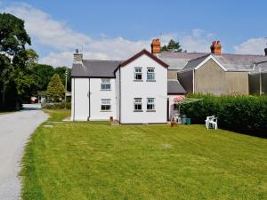 a white house with a lawn in front of it at Murton Farm Cottage in Horton