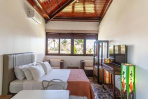 a bedroom with a bed and a couch at Beachfront Studio with Pool Caponga in Cascavel