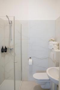 a bathroom with a shower and a toilet and a sink at Modernes Studio im Zentrum mit Parkplatz in Gummersbach