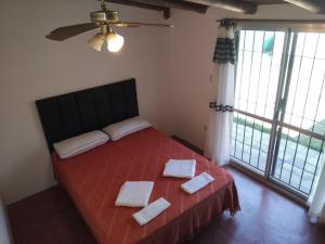 a bedroom with a bed with two towels on it at Descanso en Salsipuedes in Salsipuedes