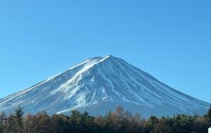 a snow covered mountain with trees in the foreground at コテージ鹿留スマプロハウス ペットと泊まれる一棟貸し 富士急まで20分 2階建て3LDK最大8名 Wi-Fi完備 in Tsuru 