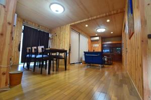 a dining room with a table and chairs in it at コテージ鹿留スマプロハウス ペットと泊まれる一棟貸し 富士急まで20分 2階建て3LDK最大8名 Wi-Fi完備 in Tsuru  +26 photos