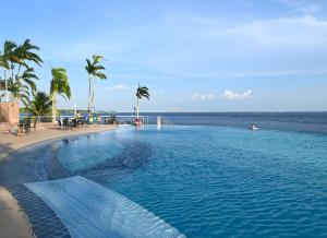a large swimming pool next to the beach at Tropical Executive Hotel Flat 205 in Manaus
