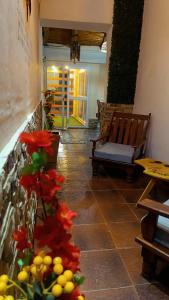 a room with two benches and a vase with flowers at En Armonía in Tinogasta