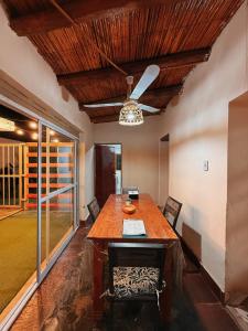 a dining room with a table and a ceiling fan at En Armonía in Tinogasta