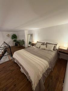 a bedroom with a large bed and a desk at Apart Hotel CABA in Buenos Aires