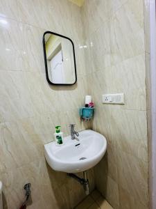 a bathroom with a sink and a mirror on the wall at Celebirity garden 4 bhk -5 Bed Lulu and plassio mall gomti nagar in Lucknow +27 photos