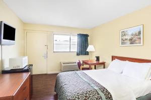 una camera d'albergo con un letto, una scrivania e una televisione di Days Inn by Wyndham Athens ad Athens