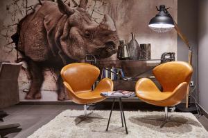 TWO TIMEZ - Boutique Hotel - with AC的休息区
