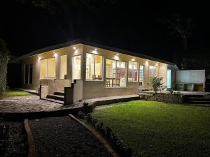 a house at night with the lights on at Casa Modi in Puerto Viejo
