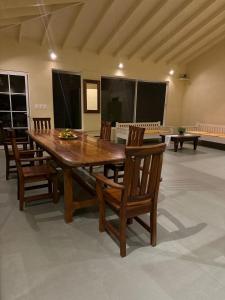 a dining room with a wooden table and chairs at Casa Modi in Puerto Viejo