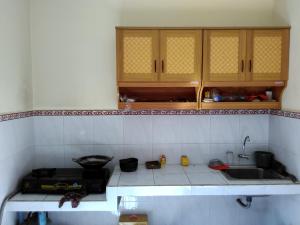 una cucina con lavandino e piano di lavoro di Rusma House Ubud ad Ubud