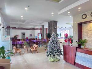 a christmas tree in the middle of a restaurant at Laverder Resort in Phú Quốc