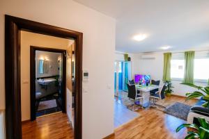 Telewizja i/lub zestaw kina domowego w obiekcie Rainbow apartments