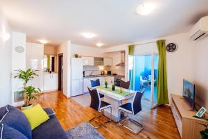 Kuchnia lub aneks kuchenny w obiekcie Rainbow apartments