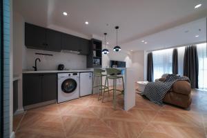 a kitchen and living room with a washing machine at Funx设计师民宿 in Chengdu