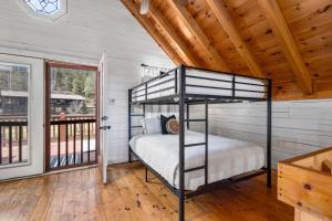 a bedroom with a bunk bed in a cabin at Kingfisher's Cabin 15 Minutes to Casino Hot tub Firepit in Murphy