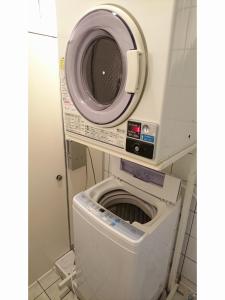 - Lavadora y secadora en una habitación pequeña en Hotel Muroran Hills, en Muroran