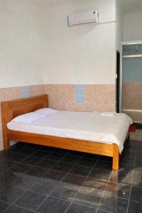 a bedroom with a bed in a room at Thanh Bình Motel Bến Tre in Ben Tre