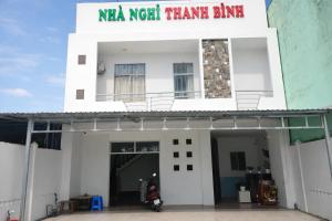 a white building with a sign that reads naya nekh thank thank at Thanh Bình Motel Bến Tre in Ben Tre +19 photos