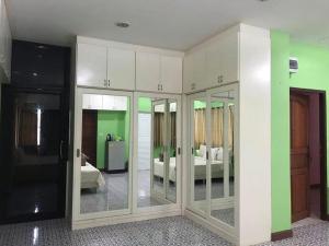 a room with two beds and a room with mirrors at Satakanta Resort Lampang in Ban Nong Chaeng