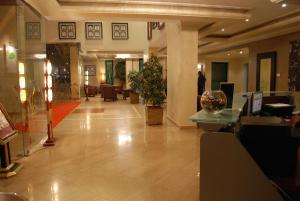 Area soggiorno di Times Square Suite Hotel