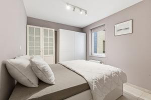 a bedroom with a bed and a window at Walter Vilain 0301 G in Sint-Idesbald