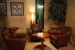 Area soggiorno di Times Square Suite Hotel