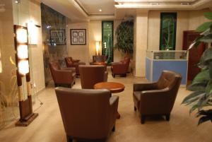 Area soggiorno di Times Square Suite Hotel
