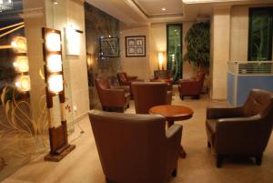 Area soggiorno di Times Square Suite Hotel