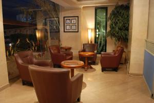 Area soggiorno di Times Square Suite Hotel