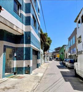 a building with a gate on the side of a street at Apartamento 2QTS aconchegante in Vila Velha