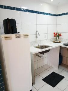 a small kitchen with a sink and a counter at Apartamento 2QTS aconchegante in Vila Velha +47 photos