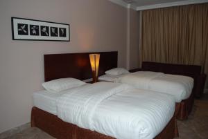 Letto o letti in una camera di Times Square Suite Hotel