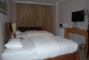 Letto o letti in una camera di Times Square Suite Hotel