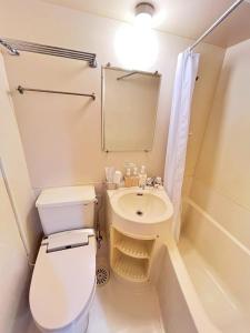 ein kleines Badezimmer mit Toilette und Waschbecken in der Unterkunft Hanazono501 in Niigata + 14 Fotos