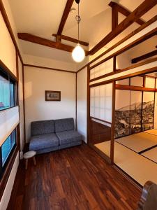 a living room with a couch and a window at Locanda L`altra Cucina in Yokosuka