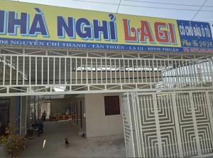 a building with a sign for a nha right back at Nhà Nghỉ La Gi in Lagi