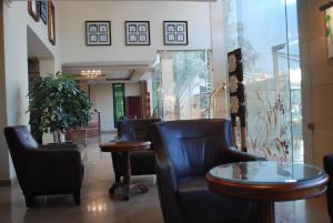 Area soggiorno di Times Square Suite Hotel