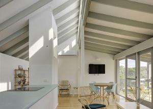 a kitchen and dining room with a table and chairs at Norah Beach Shack 1 in Norah