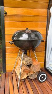 a grill sitting on top of a pile of wood at Chalé Manga Larga,Refúgio Romântico em Itaipava in Itaipava