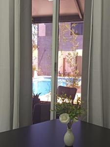 a vase sitting on a table in front of a window at Monoambiente Dos Lunas in Resistencia