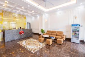 a lobby with a couch and a table at Khách sạn đẹp Hà Nội - Royal Louis Hotel in Dại Mõ