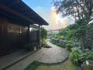 a walkway next to a house with a fence at お宿るり嘉鉄 in Setouchi